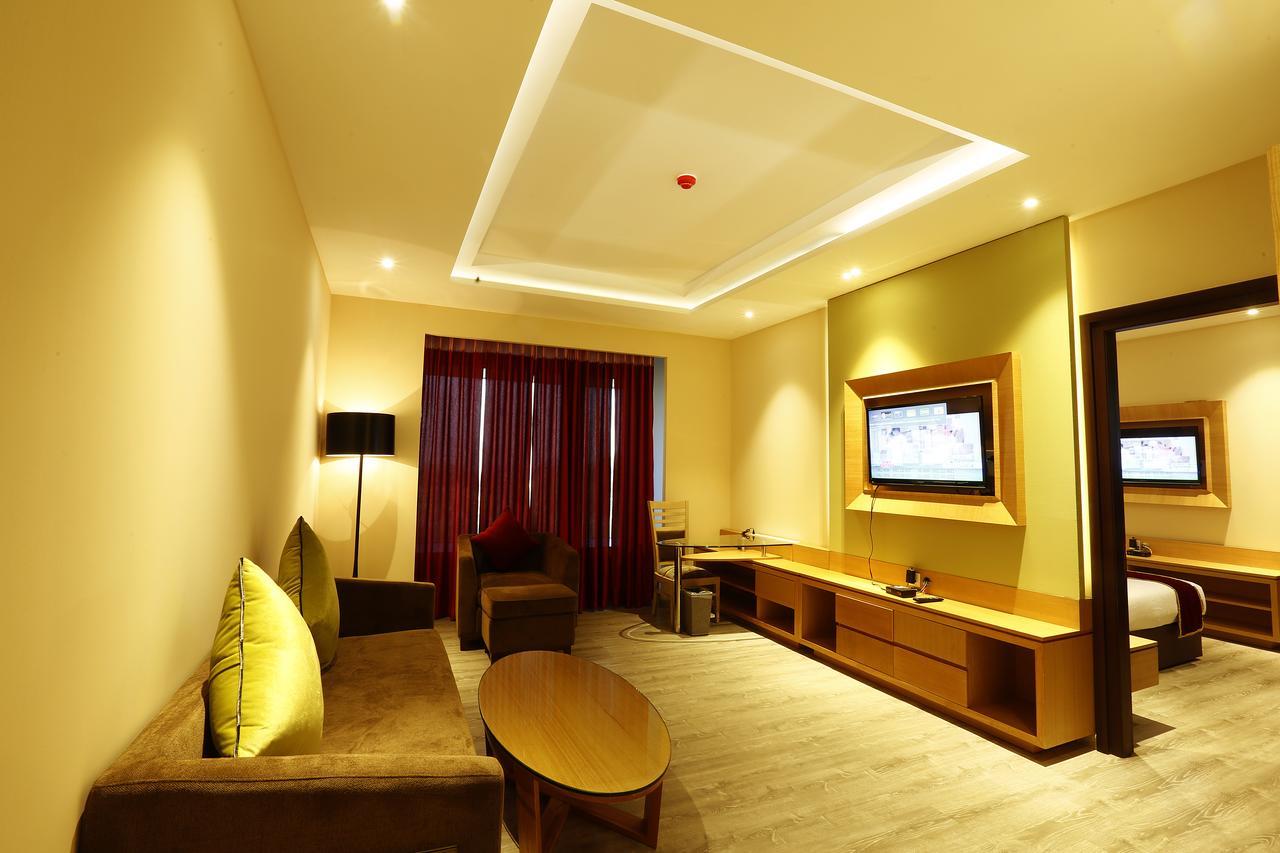 Sk Park Blu Hotel Sonipat Exterior foto