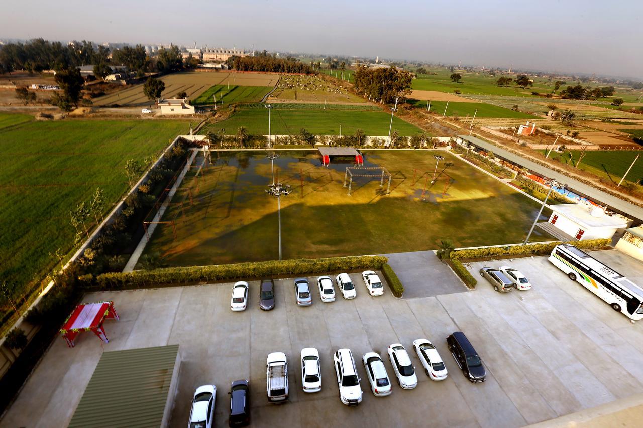 Sk Park Blu Hotel Sonipat Exterior foto